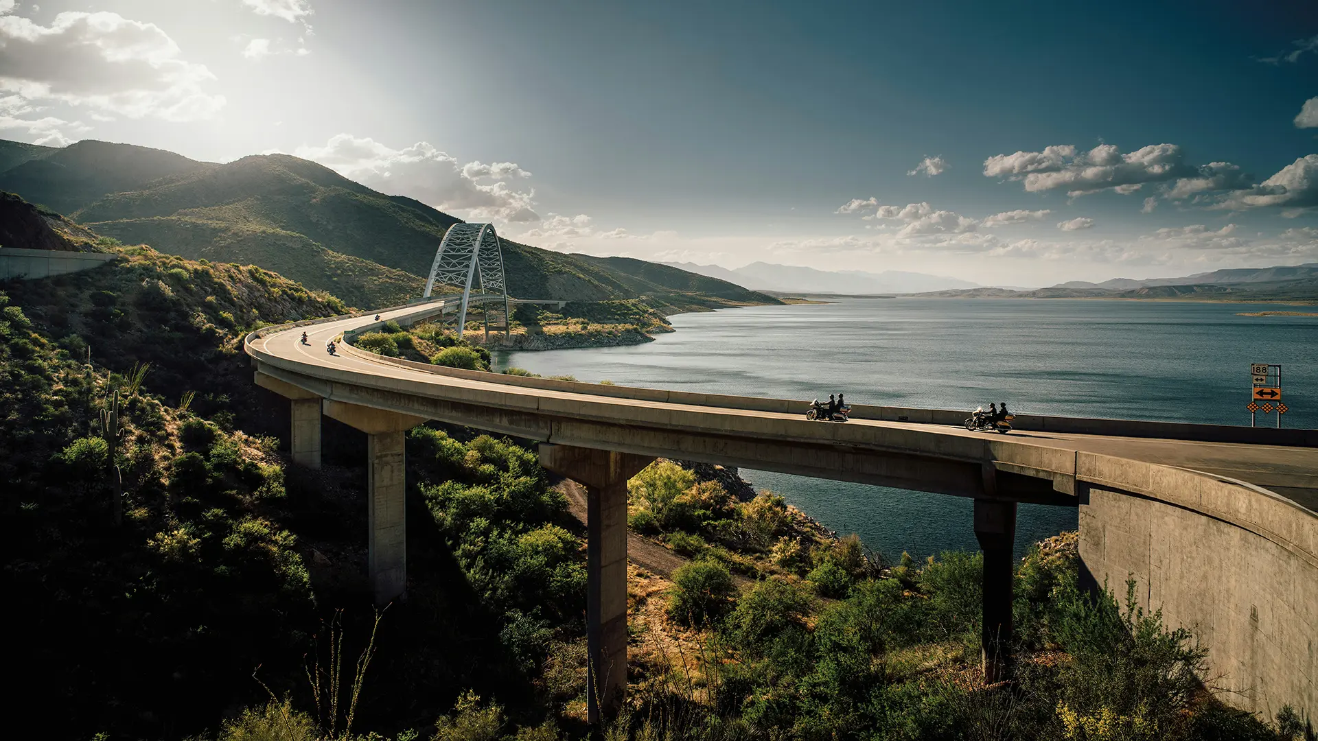 Brücke am Meer, befahren von Bikern