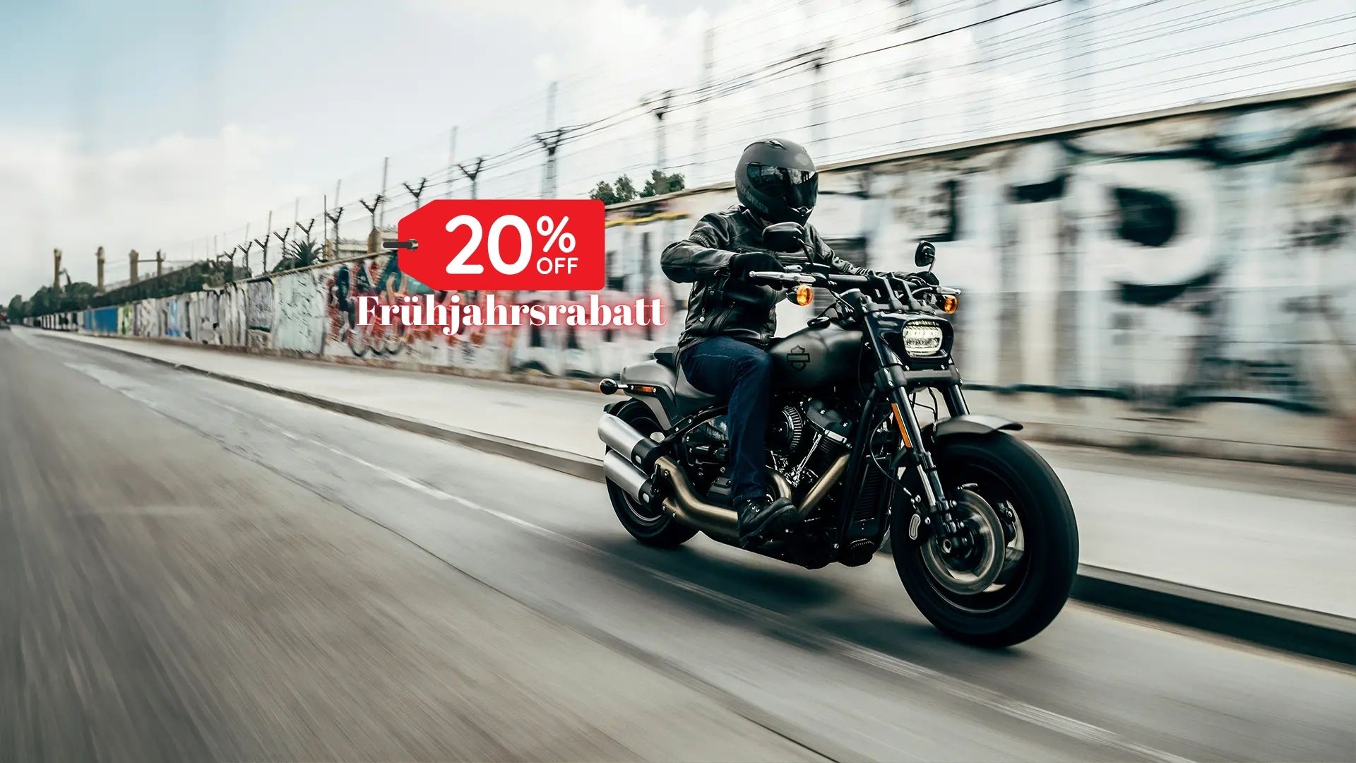 Biker fährt auf Chopper durch Stadt